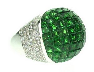 Invisibly set large ring