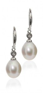 Pearl drop earring with tiny Diamond