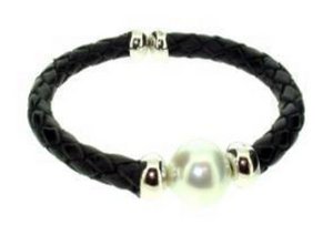 Leather cuff with large South Sea Pearl - black